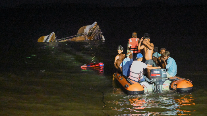https://salarnews.in/public/uploads/images/newsimages/maannewsimage01052026_162421_Narmada boat tragedy.png